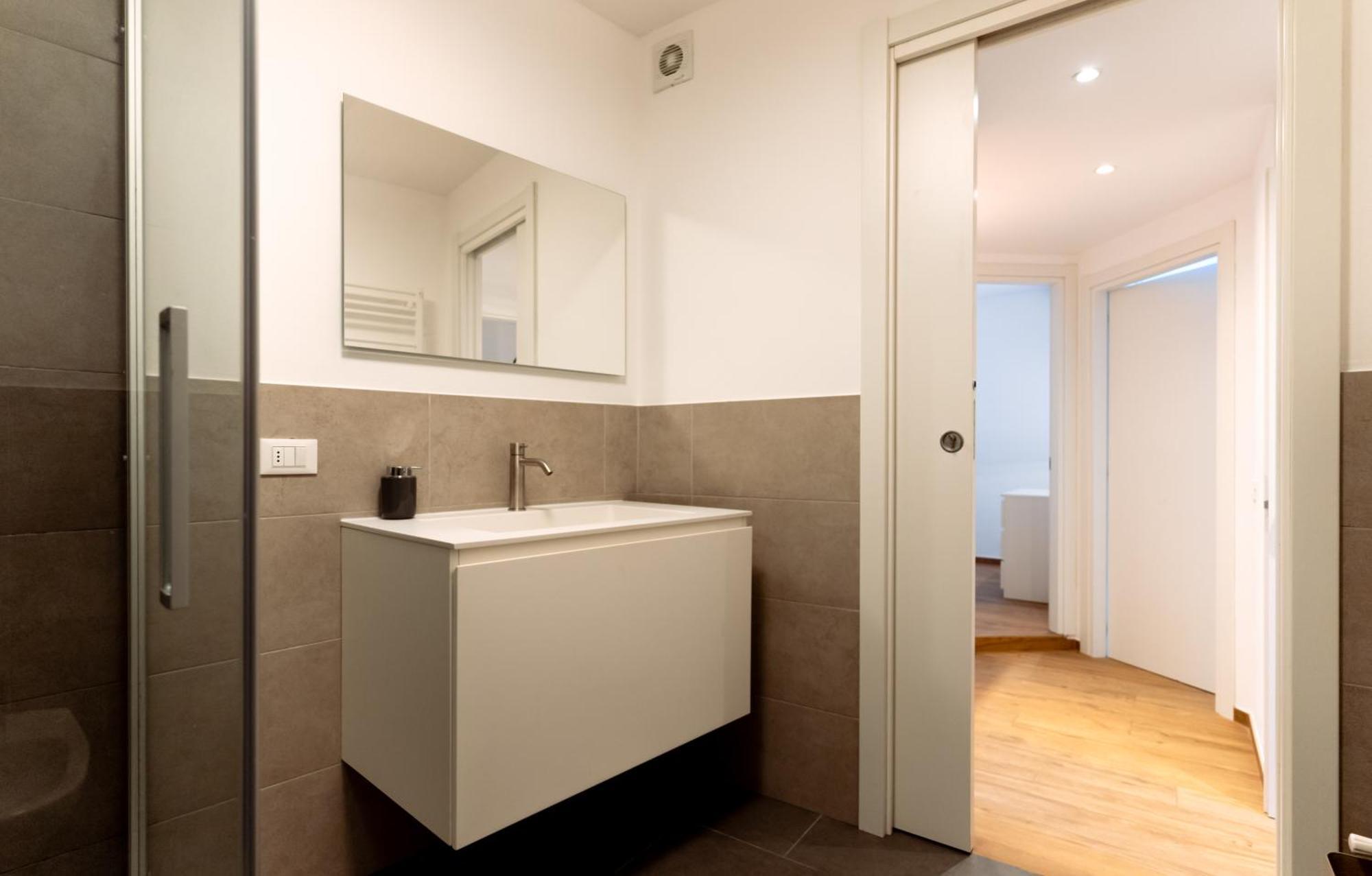 Exclusive Apartment - Magritte Style Lecco Buitenkant foto