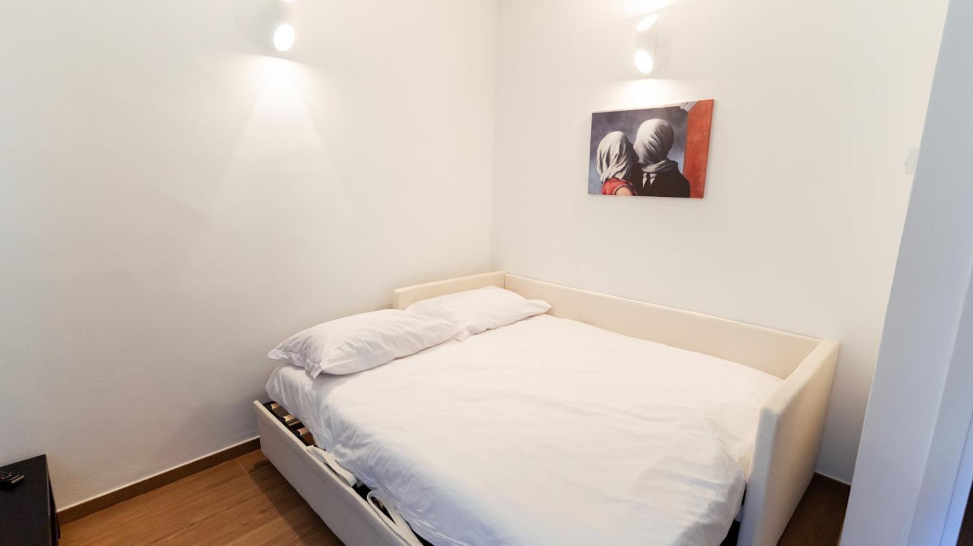 Exclusive Apartment - Magritte Style Lecco Buitenkant foto